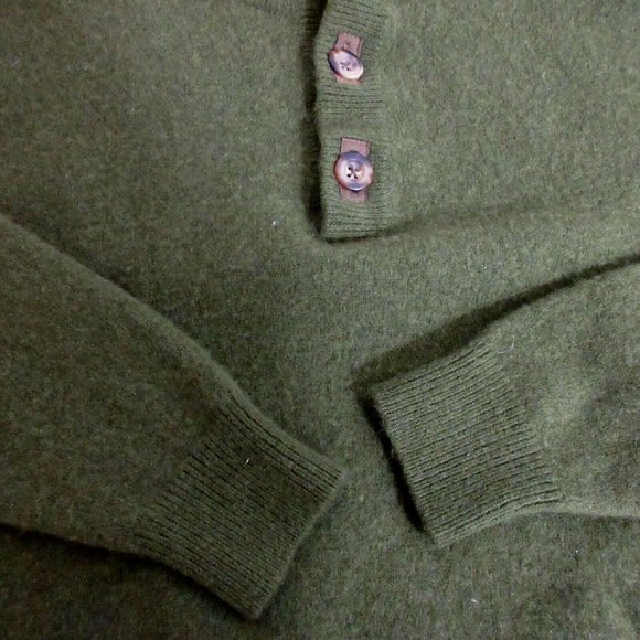 Cabela's 100% Lambswool Sweater Sz Large Dark Green w/Shoulder Patches Pullover - Picture 9 of 9